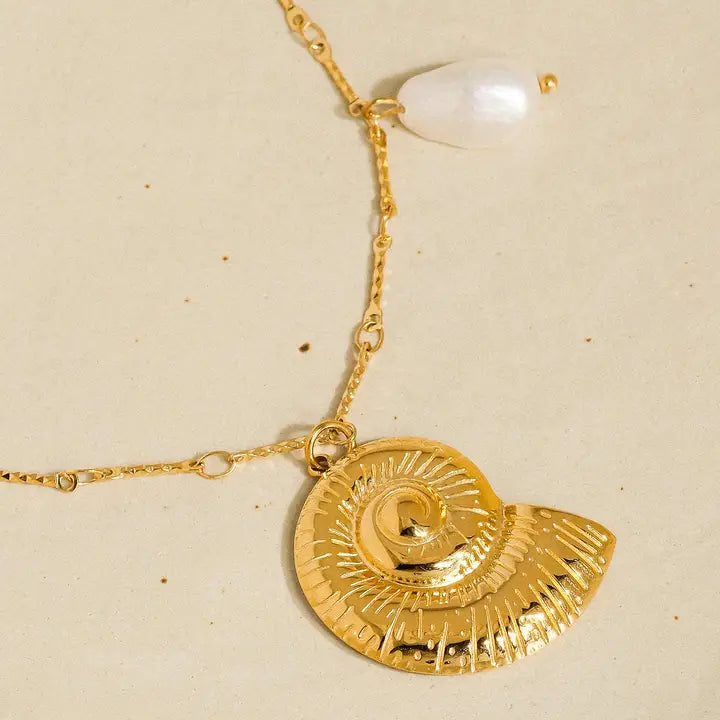 Viola 18K Gold Shell Pearl Necklace