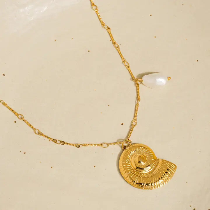 Viola 18K Gold Shell Pearl Necklace