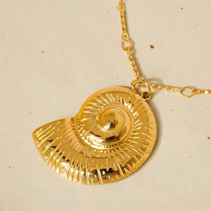 Viola 18K Gold Shell Pearl Necklace